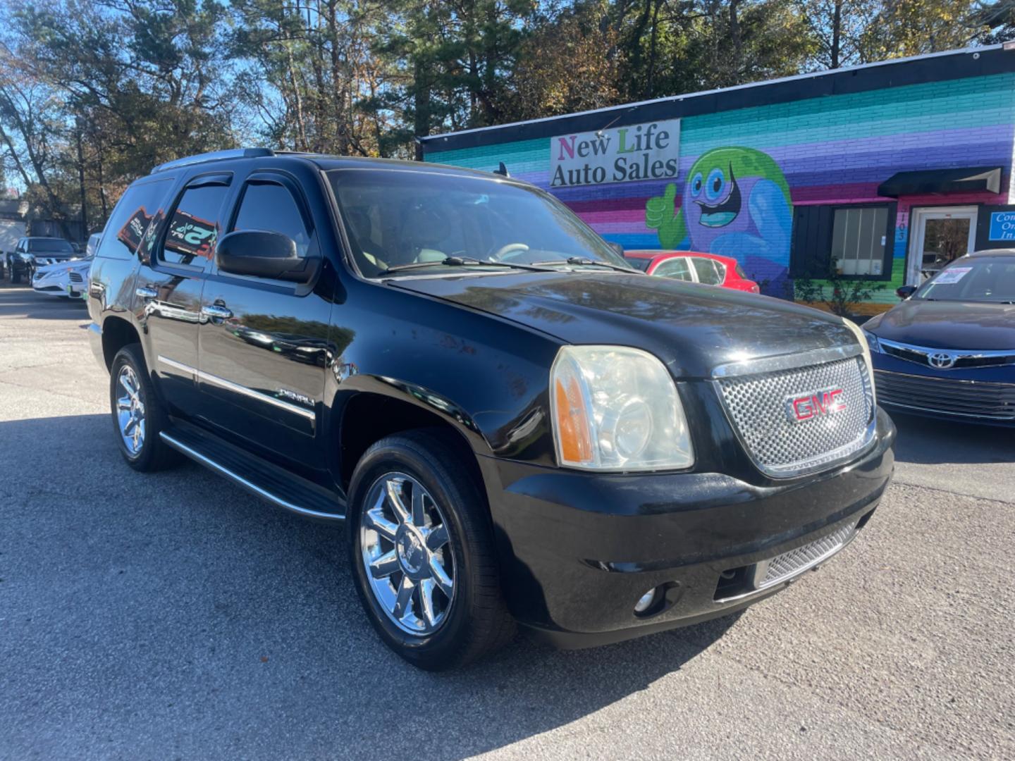 2011 BLACK GMC YUKON DENALI (1GKS2EEFXBR) with an 6.2L engine, Automatic transmission, located at 5103 Dorchester Rd., Charleston, SC, 29418-5607, (843) 767-1122, 36.245171, -115.228050 - Leather, Sunroof, Navigation, Backup Camera, CD/AUX/Sat, Dual Climate Control, Rear Climate Control, Middle Captain's Row, Power Everything (windows, locks, seats, mirrors), Memory/Cooled/Heated Front Seats, Heated Rear Seats, Power Liftgate, All-weather Mats, Running Boards, Tow Package, Chrome Whe - Photo#0